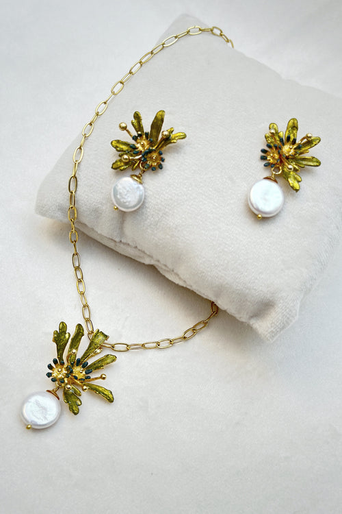 Figmenterie Flowerburst pearl Drop pendant
