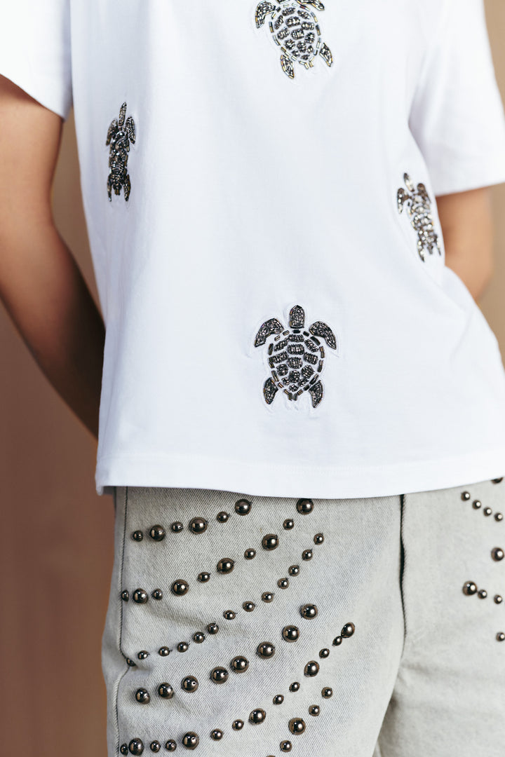 WHITE TURTLE EMBELLISHED T-SHIRT