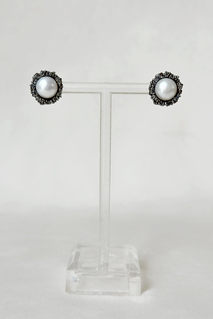 Figmenterie Pearl Cup Studs