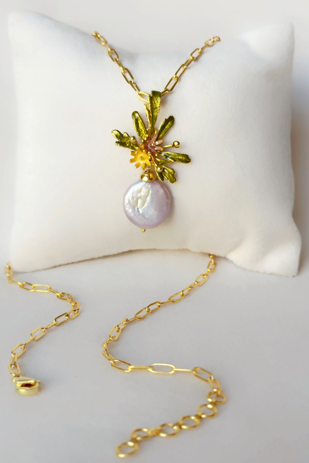 Figmenterie Flowerburst pearl Drop pendant