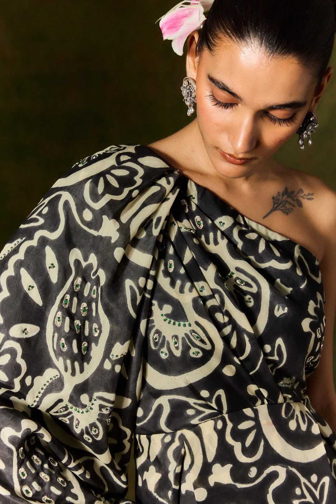 NIDA SILK ONE SHOULDER