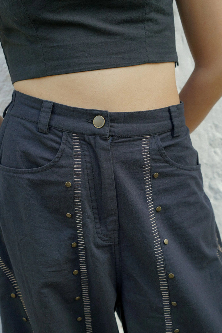 Likir Embroidered Barrel Trousers – Noir