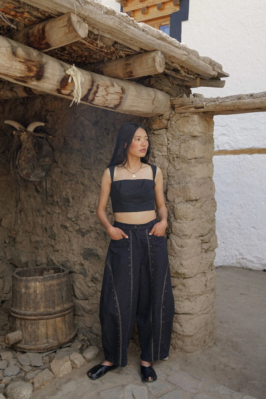 Likir Embroidered Barrel Trousers – Noir