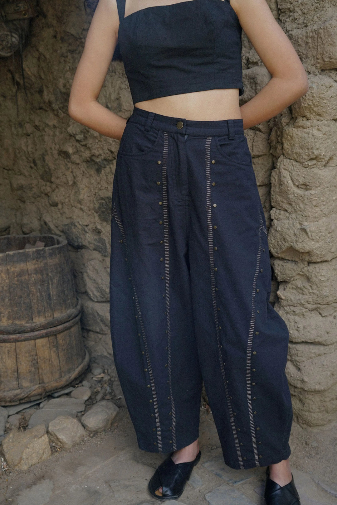 Likir Embroidered Barrel Trousers – Noir